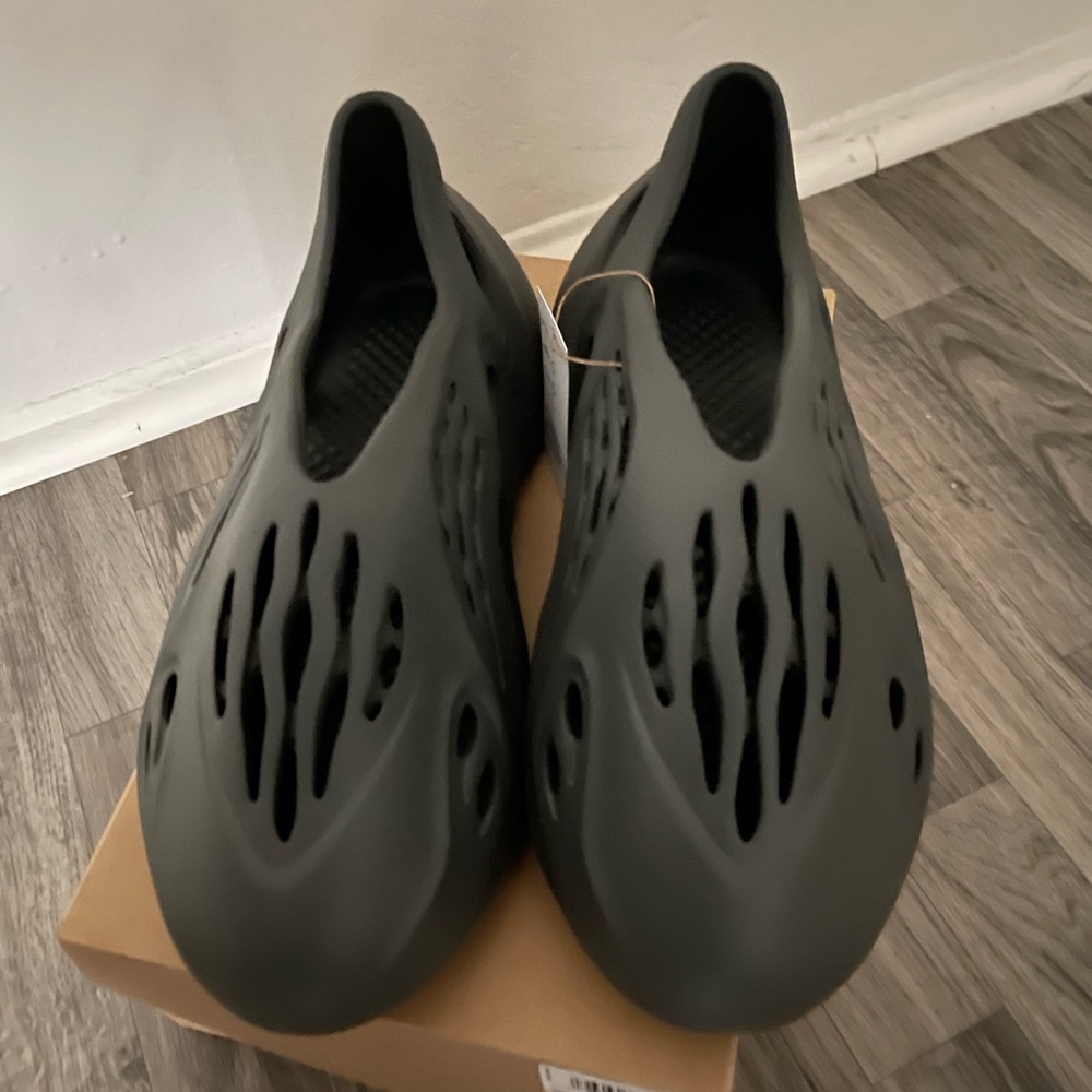 Yeezy Foam Runner Carbon - Picture 2 of 6
